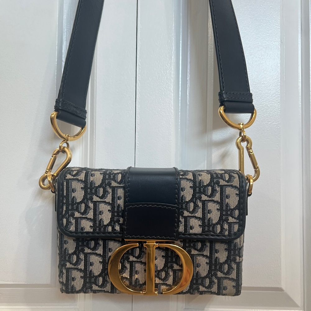 Small 30 Montaigne Bag
Blue Dior Oblique Jacquard - Picture 9 of 14